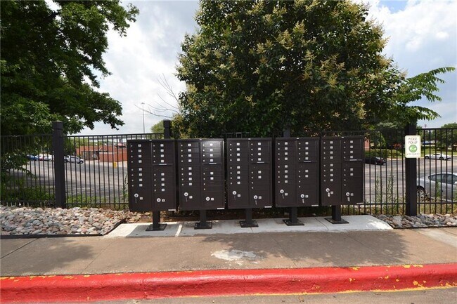 Building Photo - 935 La Posada Dr