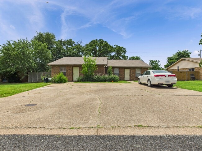 Building Photo - 3702 Forestwood Dr
