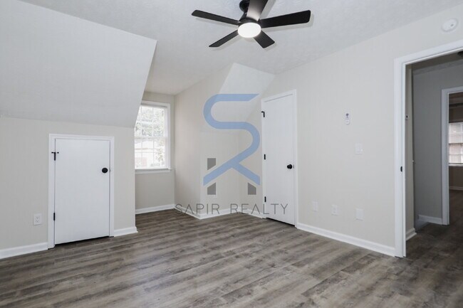 Building Photo - Move in before November 15th and choose yo...