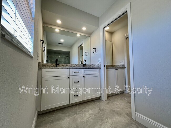 Building Photo - 5008 S Shore Dr