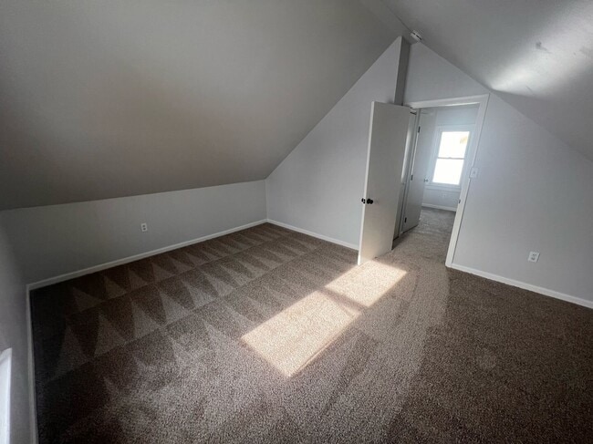 Building Photo - Move-In Ready- 2 bedroom/1 Bath Home in Eastpointe
