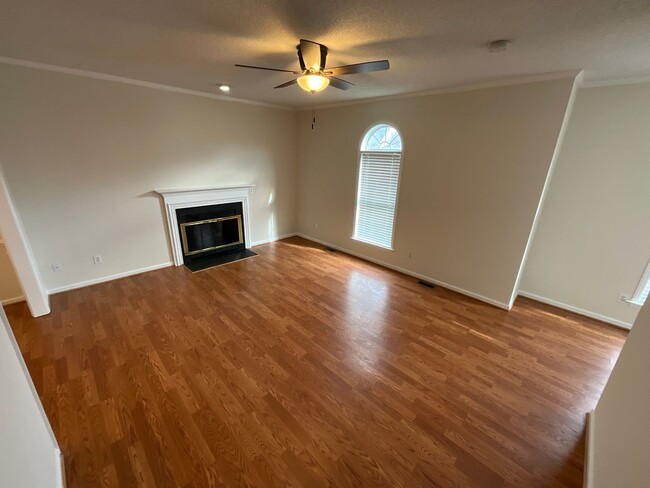 Building Photo - Beautiful 3 bed, 2.5 bath + Bonus room Loc...