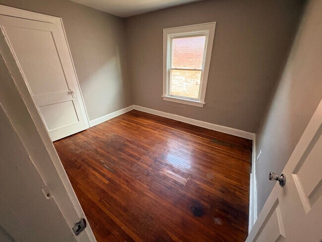 Building Photo - 627-629-629 E Markison Ave