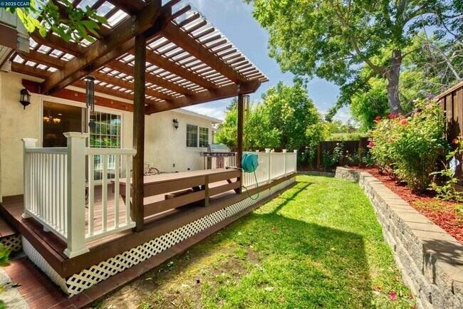 Building Photo - 898 Luxury Dr