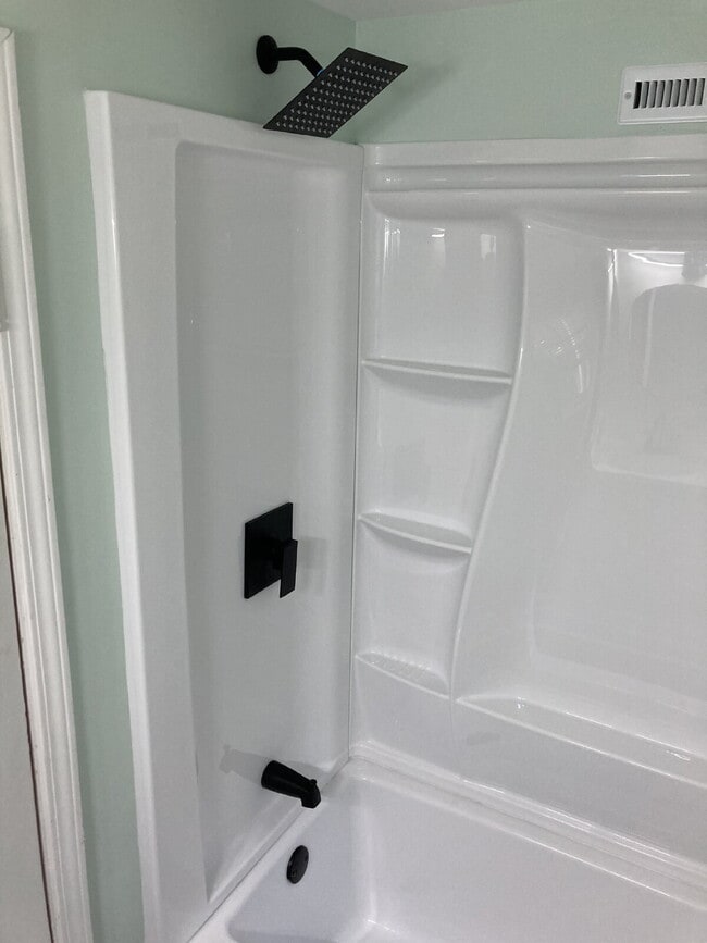 Building Photo - 2 Bedroom Duplex $1100/Month