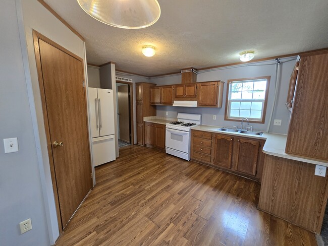 Building Photo - 700 W Ridgeway Ave