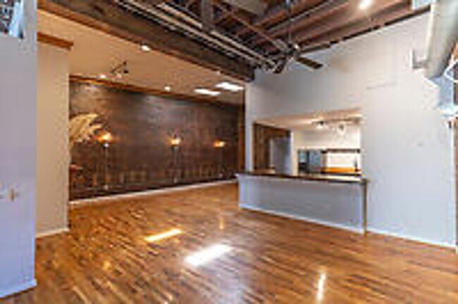 Building Photo - New Listing!