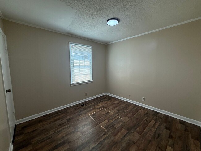 Building Photo - Fully Renovated 3-Bedroom, 1 Bathroom Home