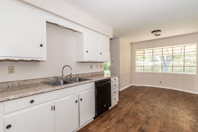 Building Photo - VERY large home in a great location!!