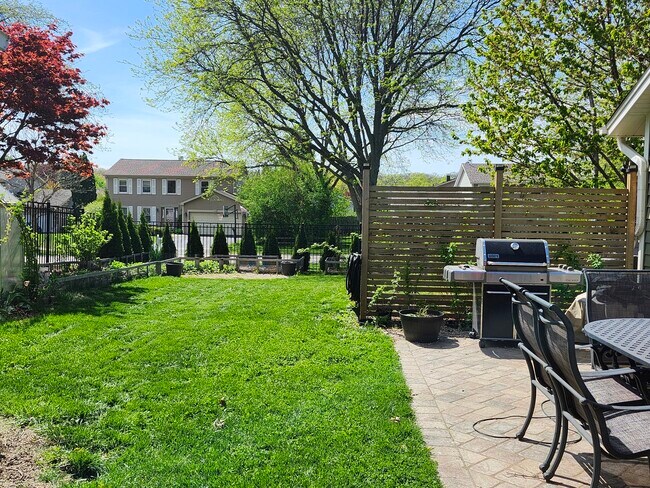 Building Photo - 301 Oakbrook Ct