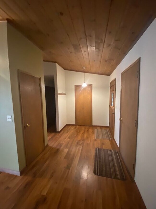 Building Photo - Excellent eastside location, 3/2, fenced yard, 2 car garage