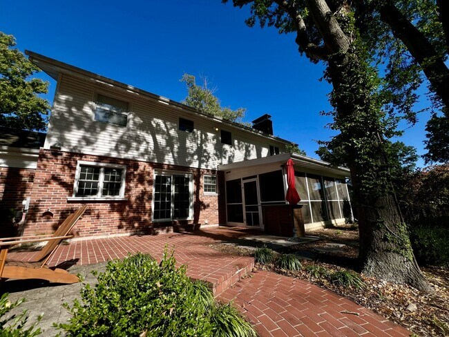 Building Photo - 1685 Lochcrest Dr