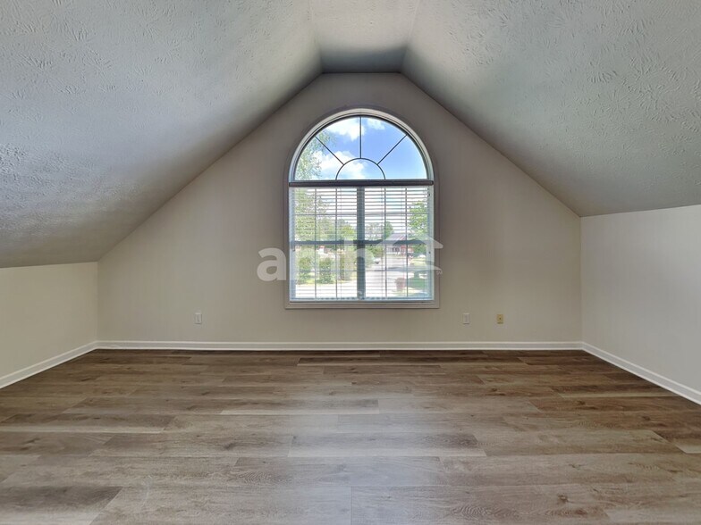 Building Photo - 614 Worthington Pl