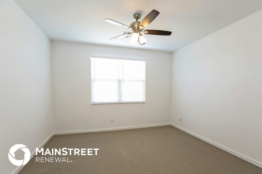 Building Photo - 10916 S 55th Ln