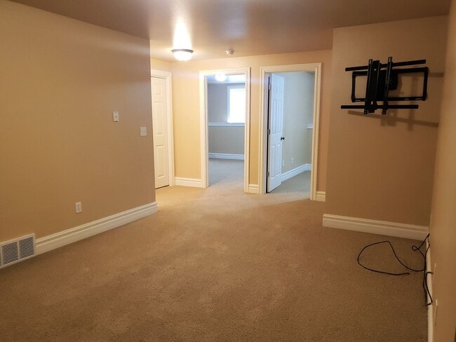 Building Photo - West-end 3 Bedroom Condo w/ Garage - End U...