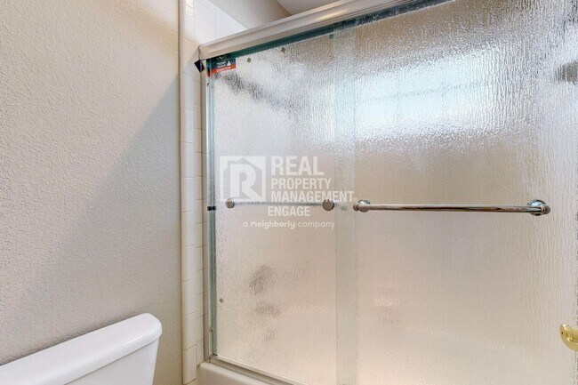 Building Photo - Elegant 5-Bedroom Home for Rent in Prime C...