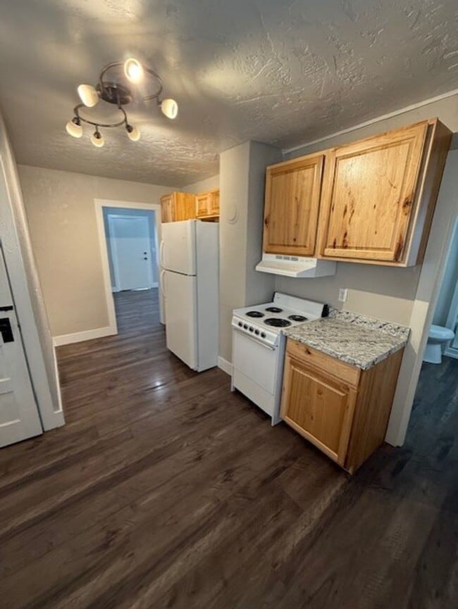 Building Photo - Cute remodel right downtown! Super cute.