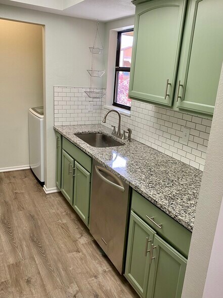 Building Photo - 1087 E Countrywoods Cir