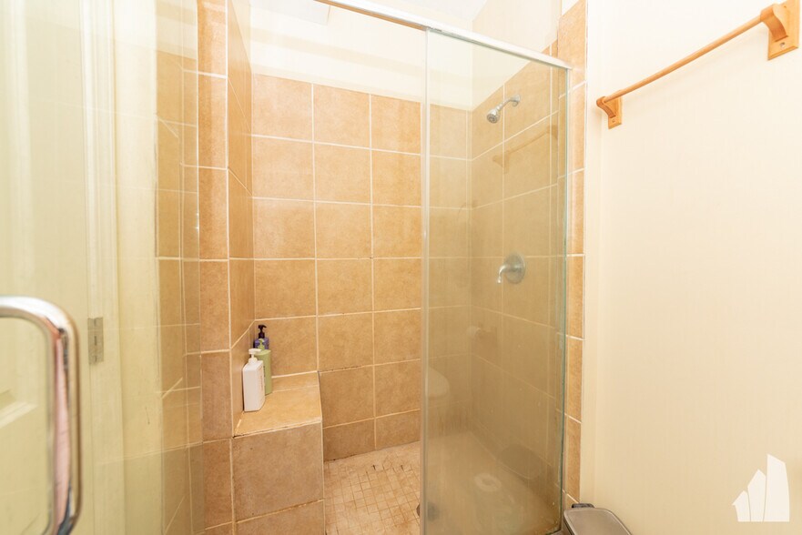 Building Photo - 1133 W Addison St