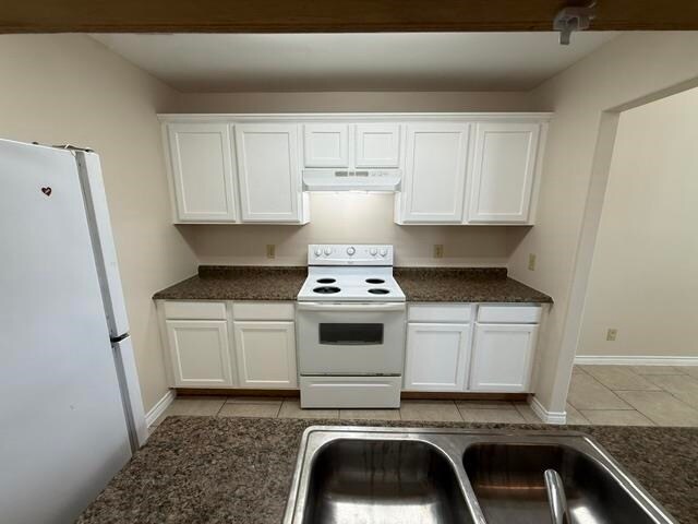 Building Photo - 2720 Camelot Dr