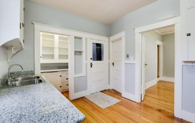 Building Photo - Charming 2-Bedroom Home for Rent near Univ...