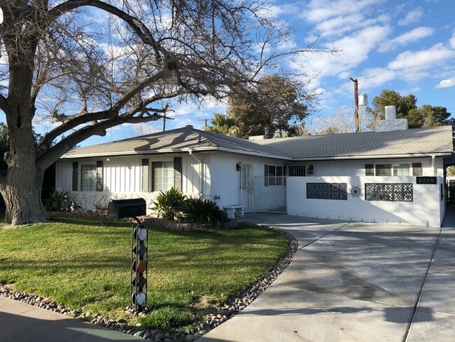 Building Photo - 2208 Sunland Ave