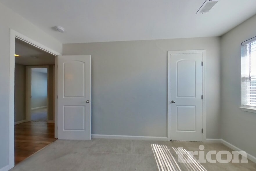 Building Photo - 5041 Whittier Dr