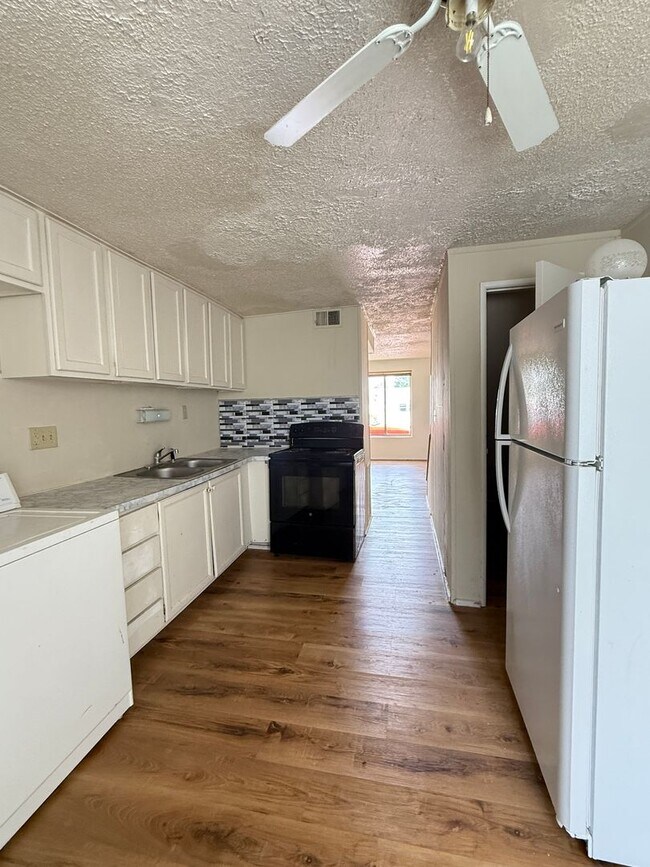Building Photo - BROOKSTON...2 Bedroom 1 Bath