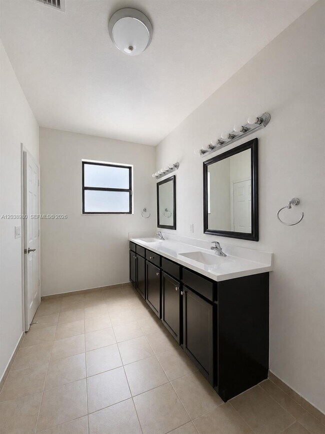 Building Photo - 11725 SW 150th Pl