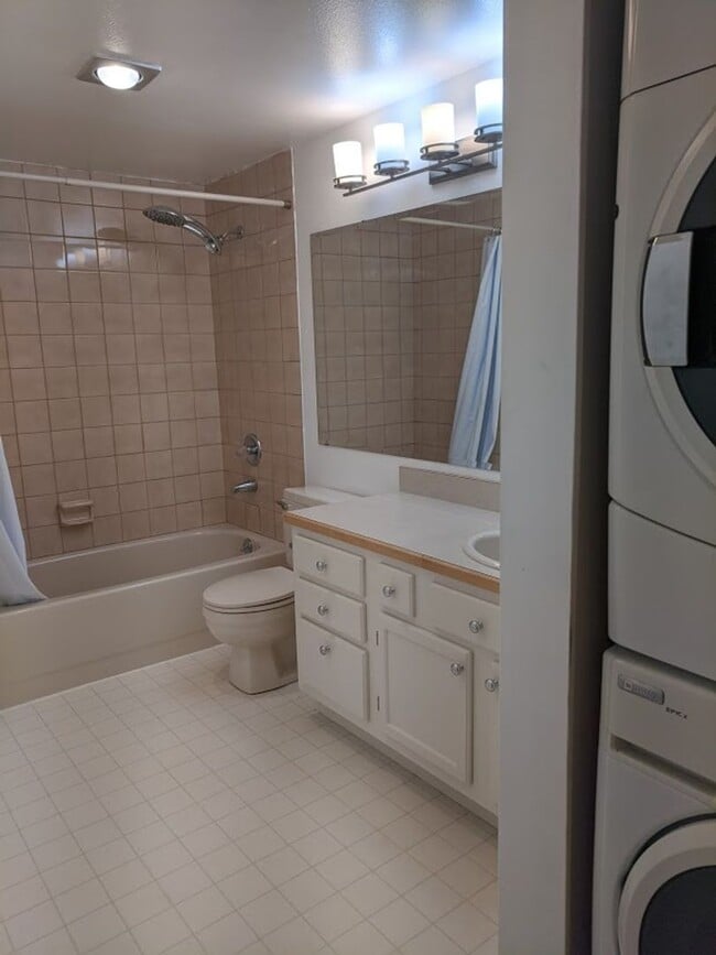 Building Photo - Mercer Island 2 bedroom Condo