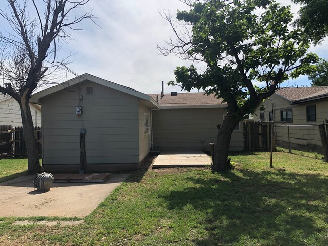 Building Photo - Cute 3 bed 1 bath Home Available June 1st,...