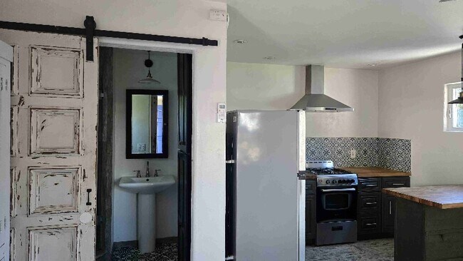 Building Photo - 1440 W Valerio St