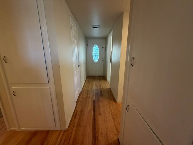 Building Photo - 4 bedroom house in Orangevale on a huge lot