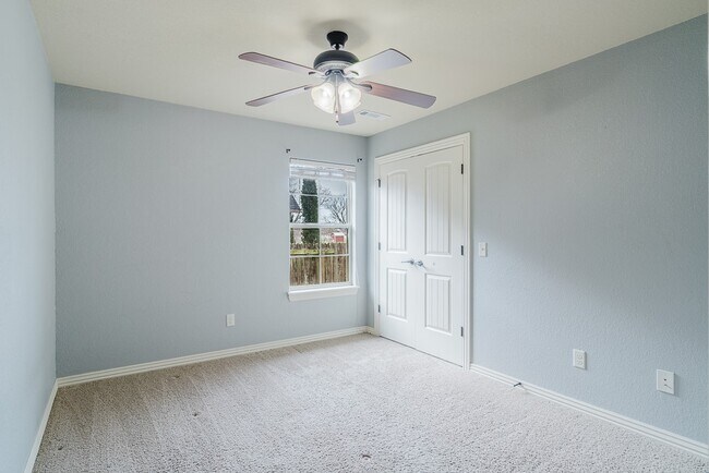 Building Photo - 602 SW Barn Valley Rd