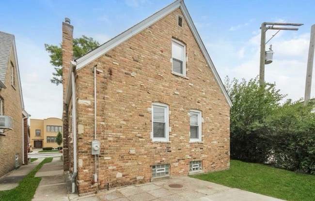 Building Photo - 6016 N Austin Ave