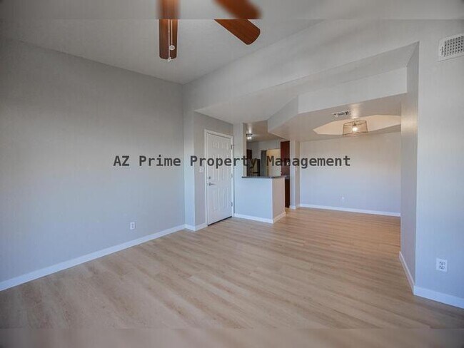 Building Photo - 1880 E Morten Ave