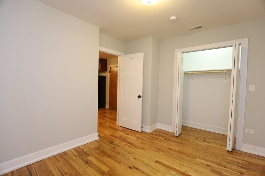 Building Photo - 556 W Arlington Pl