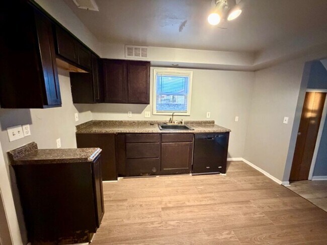 Building Photo - 2 Bedroom 1 Bath House For Lease Call 313-429-3244 KPM Detroit For Easy Showings