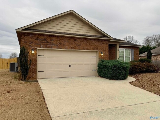 Building Photo - 102 Silvermoon Ln