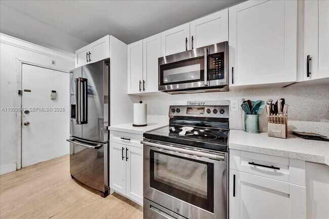 Building Photo - 9225 SW 87th Ave