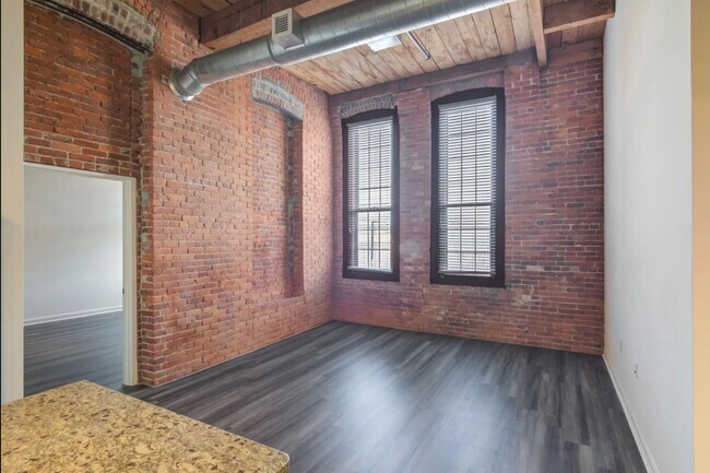 Building Photo - 2000 Stone Pl