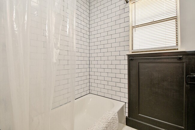 Building Photo - 2803 Green Fields Dr