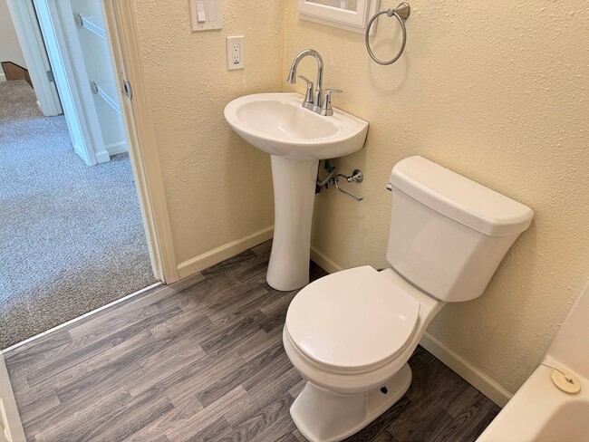 Building Photo - Updated 3-bedroom 1.5 bath duplex in Eugene!