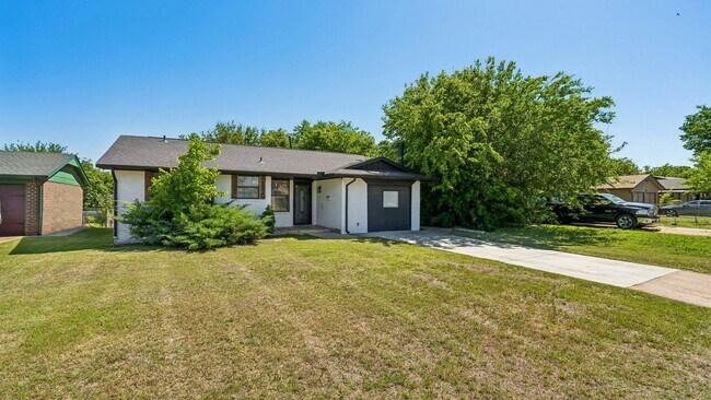 Building Photo - Charming 3 Bedroom Home +BONUS Room with Spacious Backyard