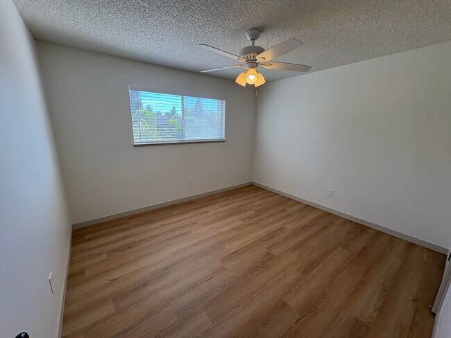 Building Photo - NewB SAC T 7558