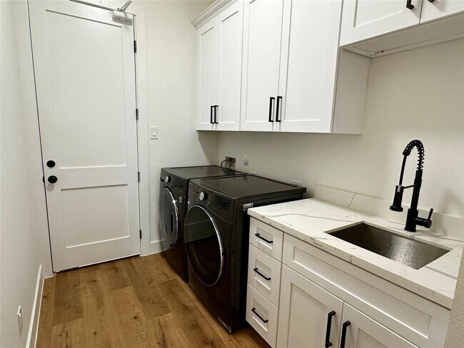 Building Photo - 5206 Country Club Dr