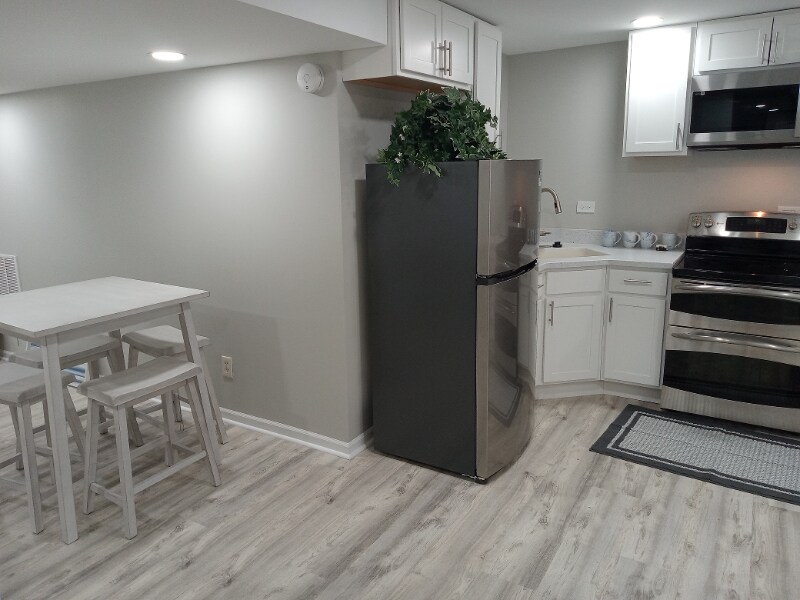 Building Photo - 609 S Avon Ct