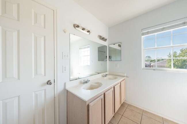 Building Photo - 520 Lewis Canyon Ln