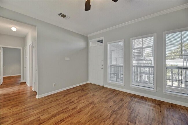 Building Photo - 711 W 21st St