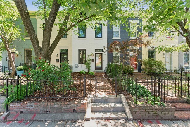 Building Photo - Capital Hill Rowhome